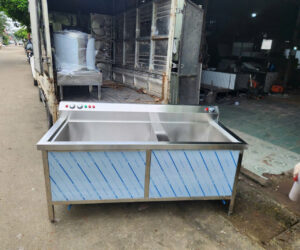 Máy Rửa Bát Sóng Siêu Âm  phiên bản 1800 x 800mm được thiết kế thông minh với 2 hố riêng biệt.Hố sóng siêu âm để rửa sạch vết bẩn, dầu mỡ.Máy Rửa Bát Sóng Siêu Âm 1 Hố 1800 x 800mm làm sạch nhanh chóng
