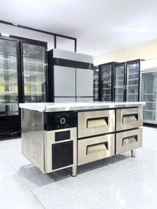 Bàn mát bàn đông là thiết bi làm lạnh công nghiêp một giải pháp bảo quản thực phẩm tối ưu, kết hợp công nghệ tiên tiến, hiện đại
